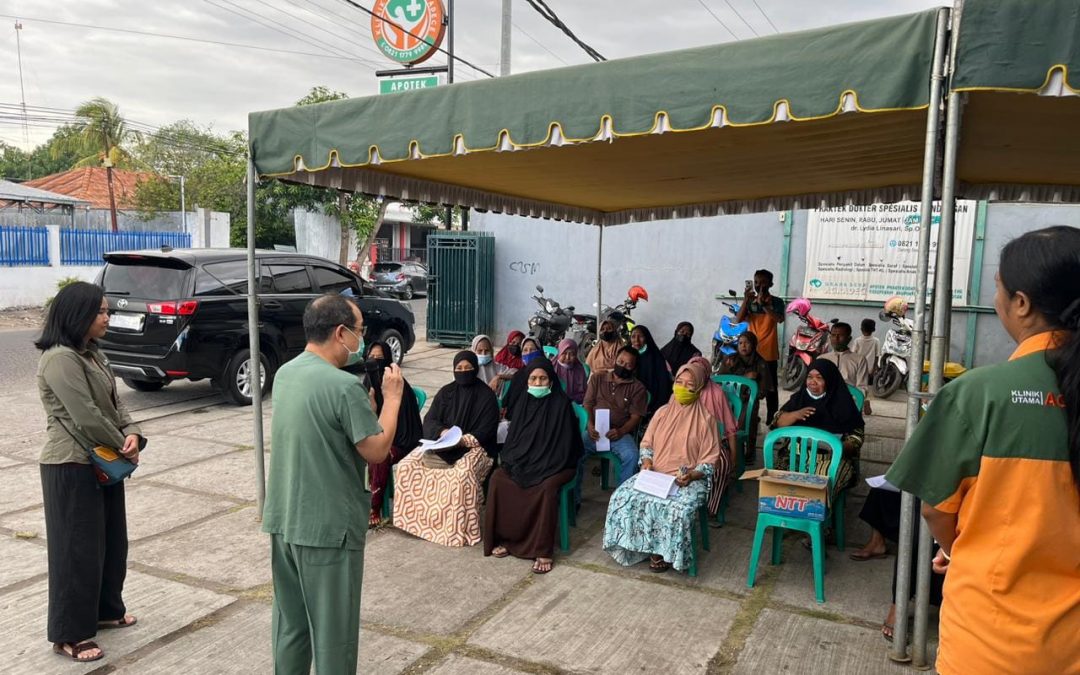 PENELITIAN Keanekaragaman Genetik Manusia Indonesia dan Pencarian Varian Genetik Baru Terkait Penyakit MOCHTAR RIADY INSTITUTE FOR NANOTECHNOLOGY (MRIN) Ketua Tim Peneliti: Prof. dr. Herawati Sudoyo, PhD, di Klinik Agradece Maumere